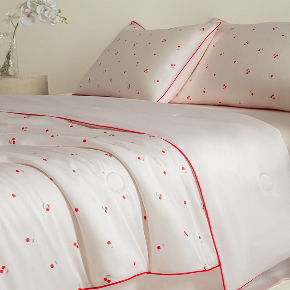 91家纺网 家纺一手货源 找家纺 悦织湾家纺 2026新款天丝夏被四件套滚边款冰丝空调被夏凉被夏凉冰爽床上用品三4件套 甜粉小樱桃