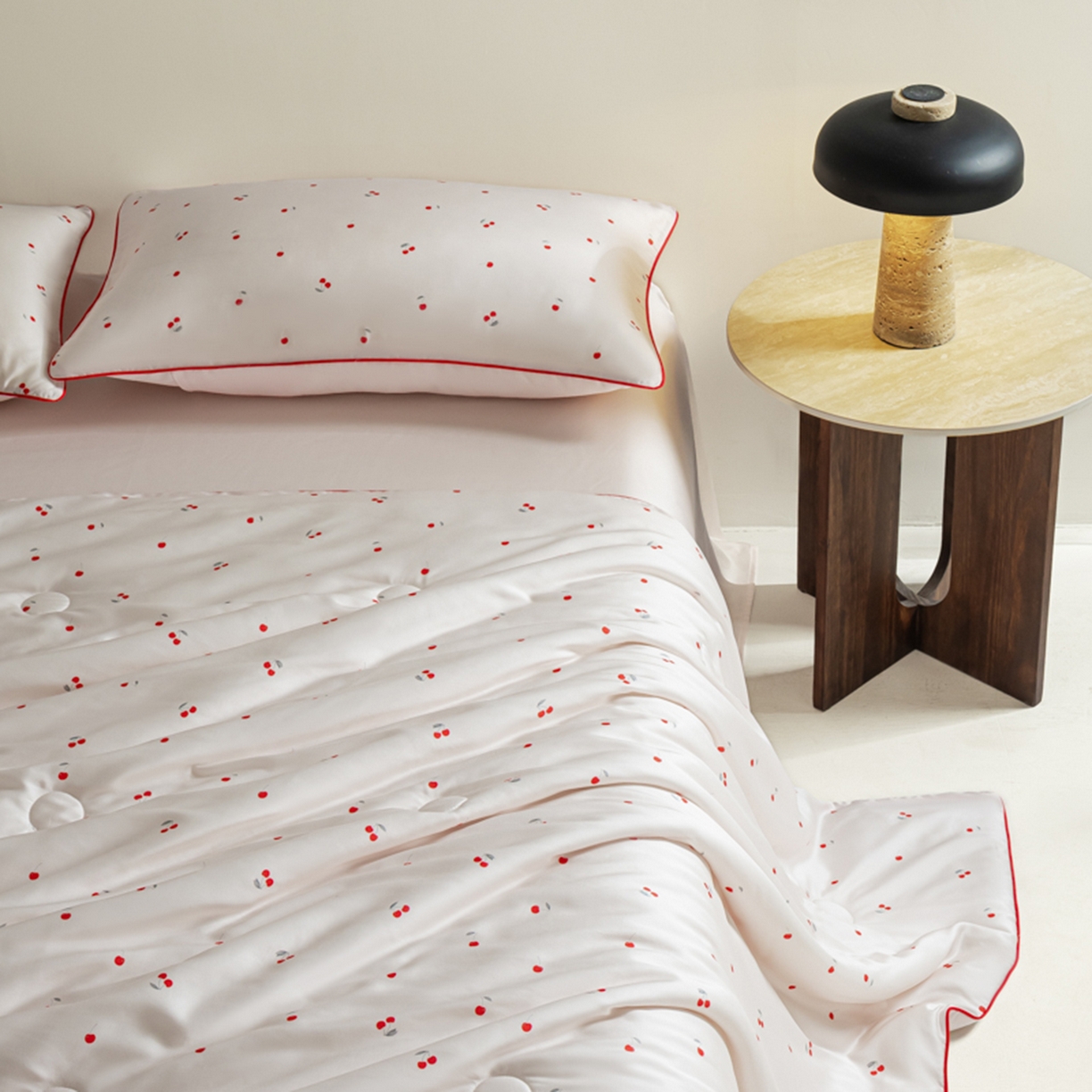 91家纺网 家纺一手货源 找家纺 悦织湾家纺 2026新款天丝夏被四件套滚边款冰丝空调被夏凉被夏凉冰爽床上用品三4件套 甜粉小樱桃