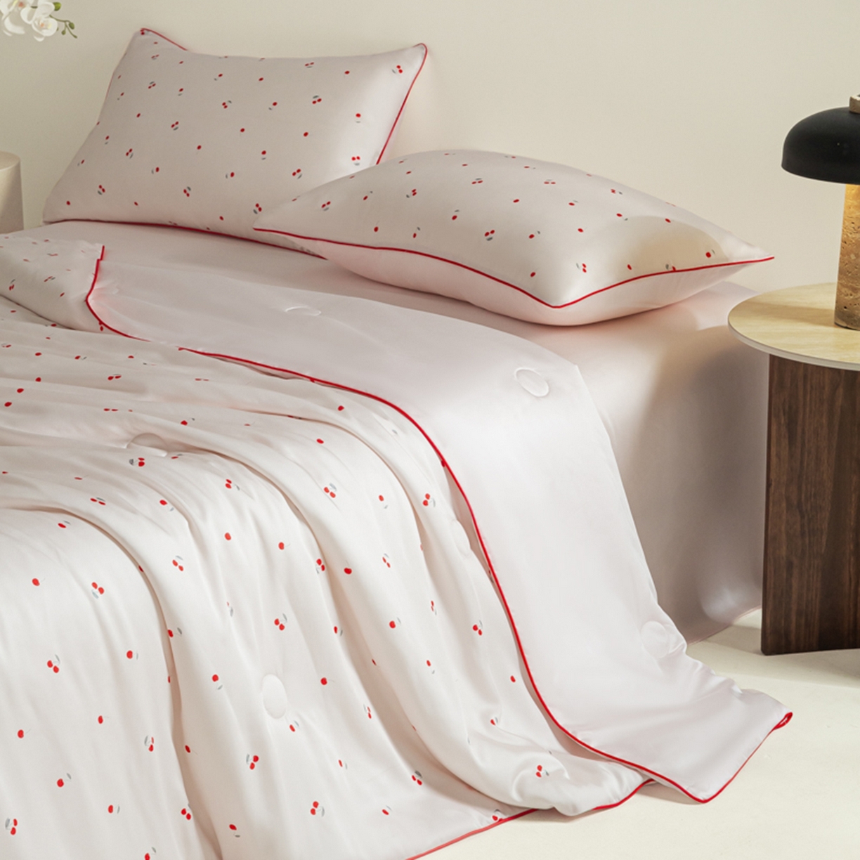 91家纺网 家纺一手货源 找家纺 悦织湾家纺 2026新款天丝夏被四件套滚边款冰丝空调被夏凉被夏凉冰爽床上用品三4件套 甜粉小樱桃