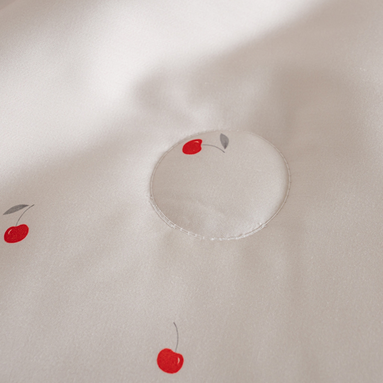 91家纺网 家纺一手货源 找家纺 悦织湾家纺 2026新款天丝夏被四件套滚边款冰丝空调被夏凉被夏凉冰爽床上用品三4件套 甜粉小樱桃