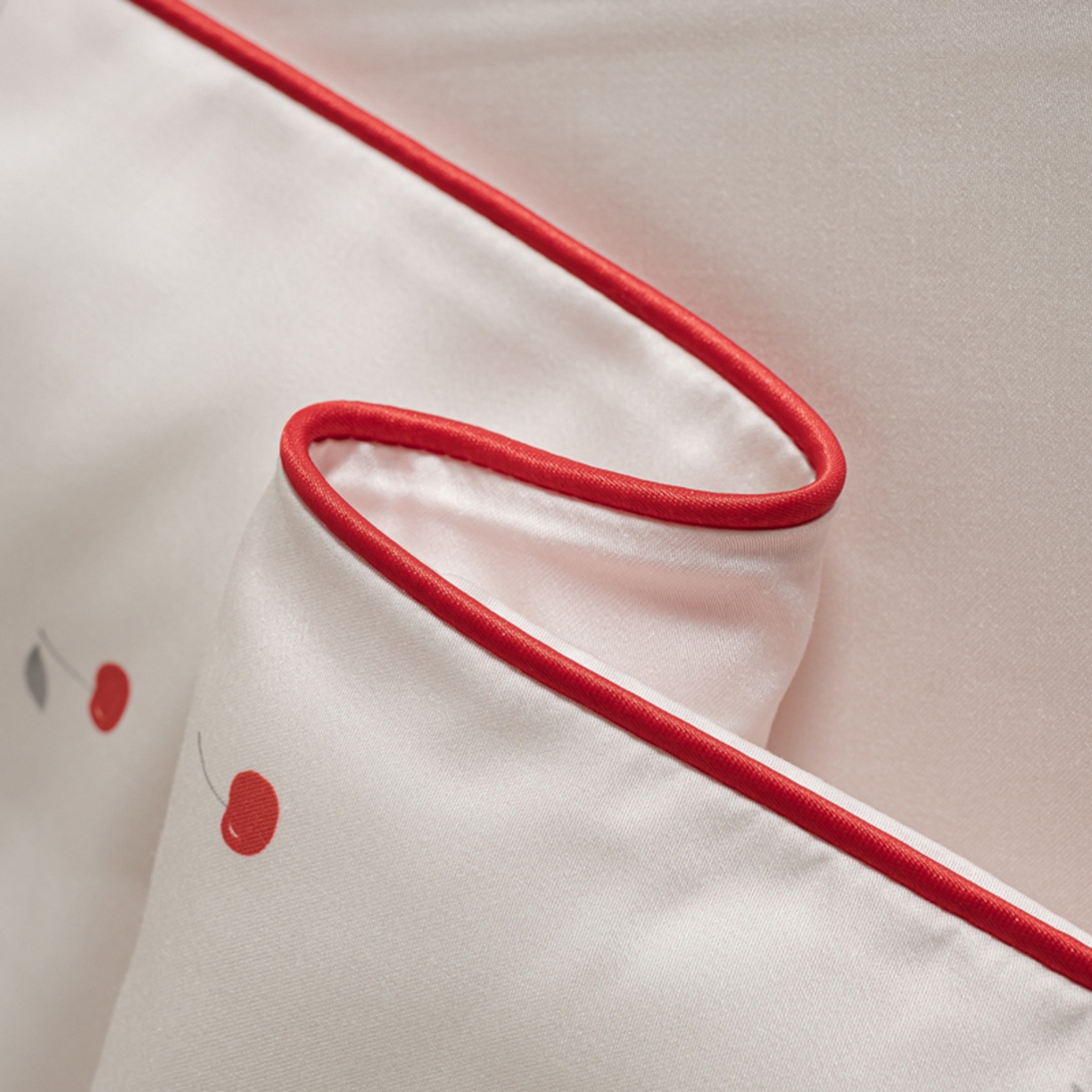 91家纺网 家纺一手货源 找家纺 悦织湾家纺 2026新款天丝夏被四件套滚边款冰丝空调被夏凉被夏凉冰爽床上用品三4件套 甜粉小樱桃