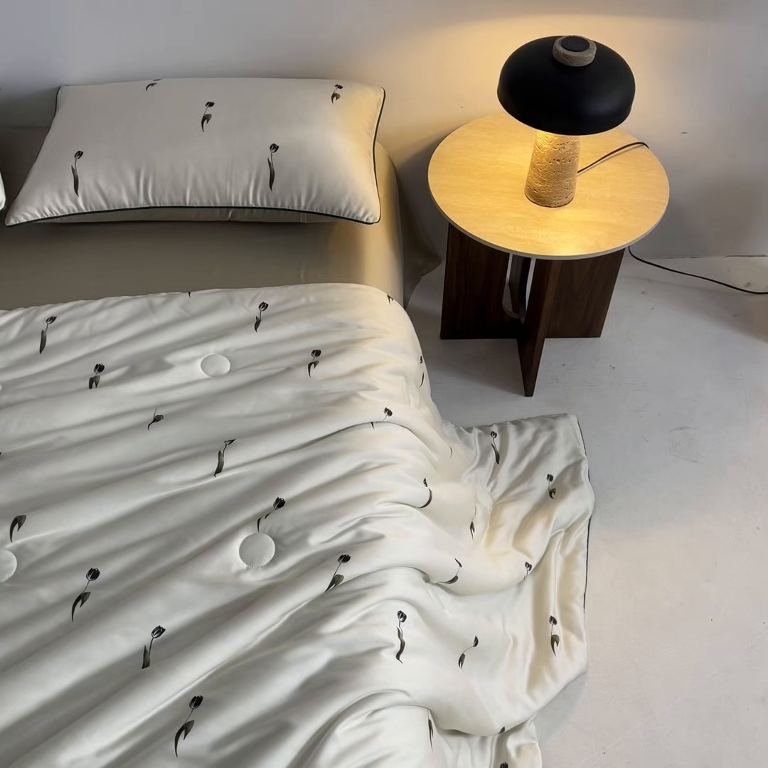 91家纺网 家纺一手货源 找家纺 悦织湾家纺 2026新款天丝夏被四件套滚边款冰丝空调被夏凉被夏凉冰爽床上用品三4件套 奶杏郁金香