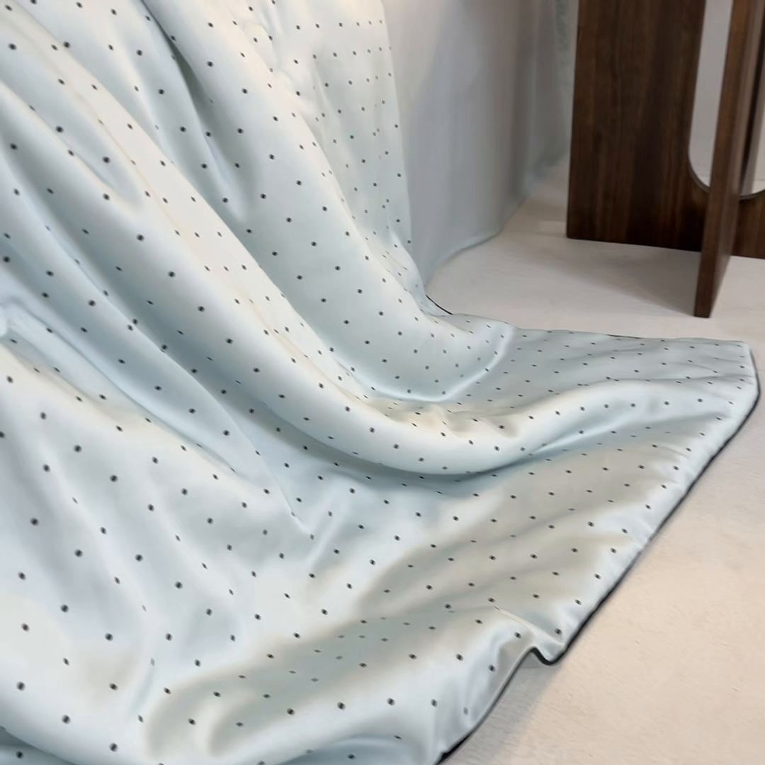 91家纺网 家纺一手货源 找家纺 悦织湾家纺 2026新款天丝夏被四件套滚边款冰丝空调被夏凉被夏凉冰爽床上用品三4件套 青雾波点