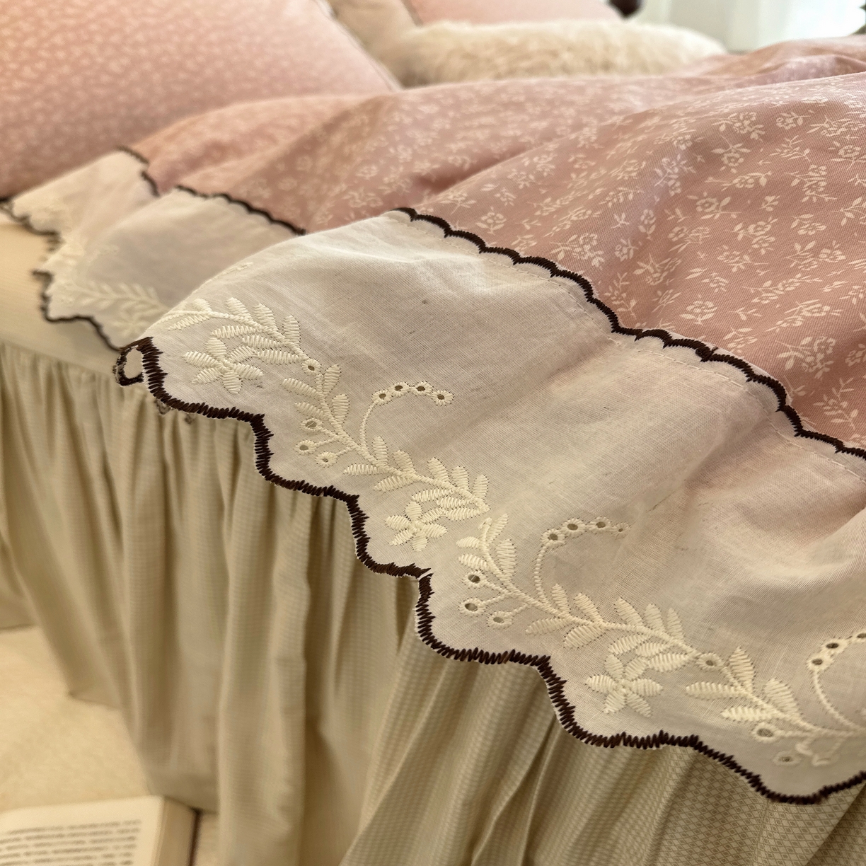 91家纺网 家纺一手货源 找家纺 菊上家纺 2026新款全棉复古小碎花花边款系列 初禾