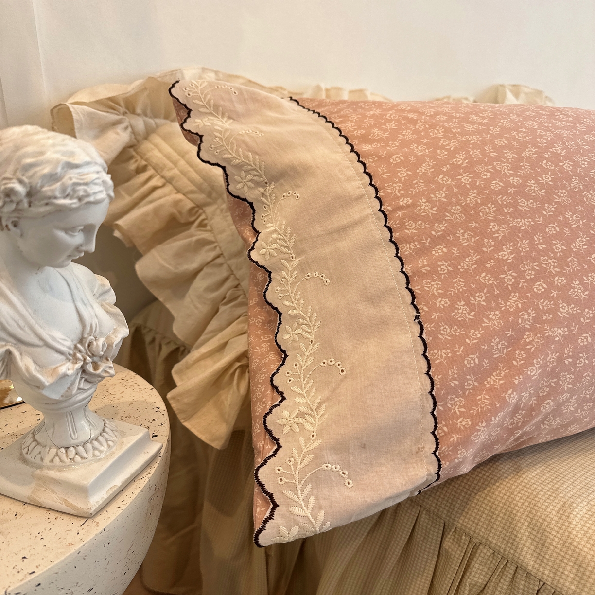 91家纺网 家纺一手货源 找家纺 菊上家纺 2026新款全棉复古小碎花花边款系列 初禾