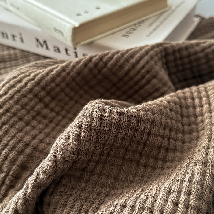 91家纺网 家纺一手货源 找家纺 Mr.pig猪先生水洗棉 2026新款全棉四层纱毯子（展示价格为控价，实际价格请联系客服） 黑菱