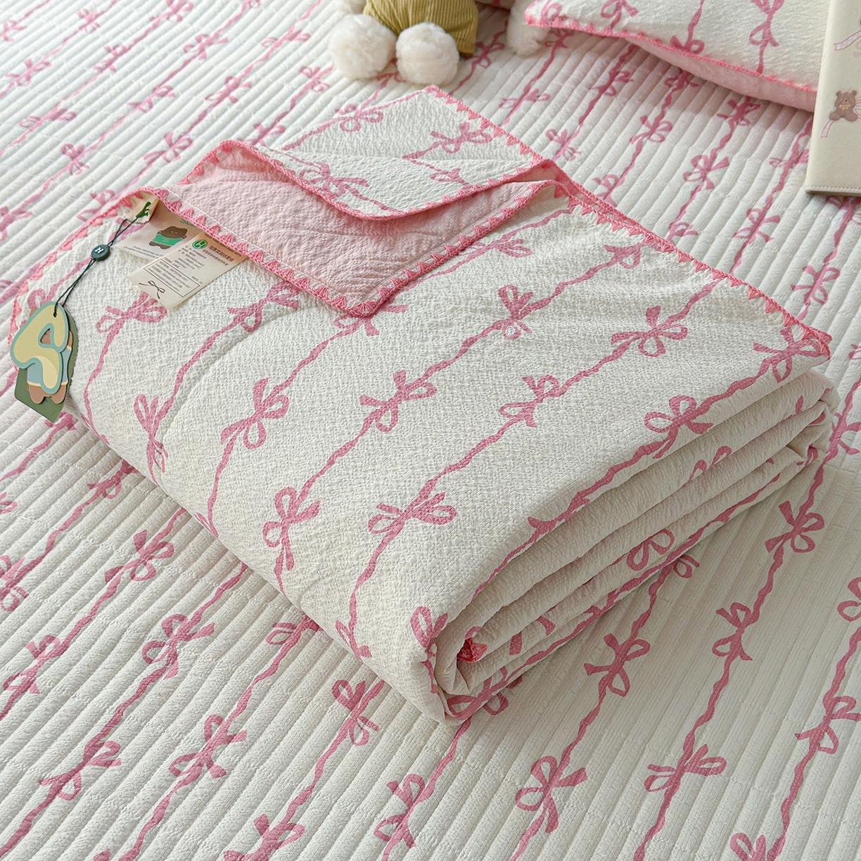 91家纺网 家纺一手货源 找家纺 赫梵茜 2026新款泡芙双层沙贝壳绣床盖夏被四件套可配多功能夏被夏凉被空调被四件套 粉蝴蝶结