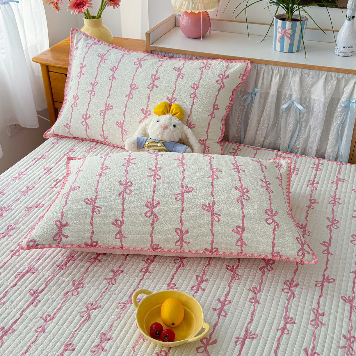 91家纺网 家纺一手货源 找家纺 赫梵茜 2026新款泡芙双层沙贝壳绣床盖夏被四件套可配多功能夏被夏凉被空调被四件套 粉蝴蝶结