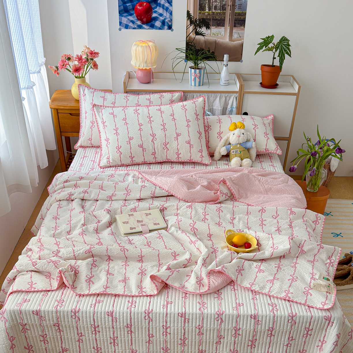 91家纺网 家纺一手货源 找家纺 赫梵茜 2026新款泡芙双层沙贝壳绣床盖夏被四件套可配多功能夏被夏凉被空调被四件套 粉蝴蝶结