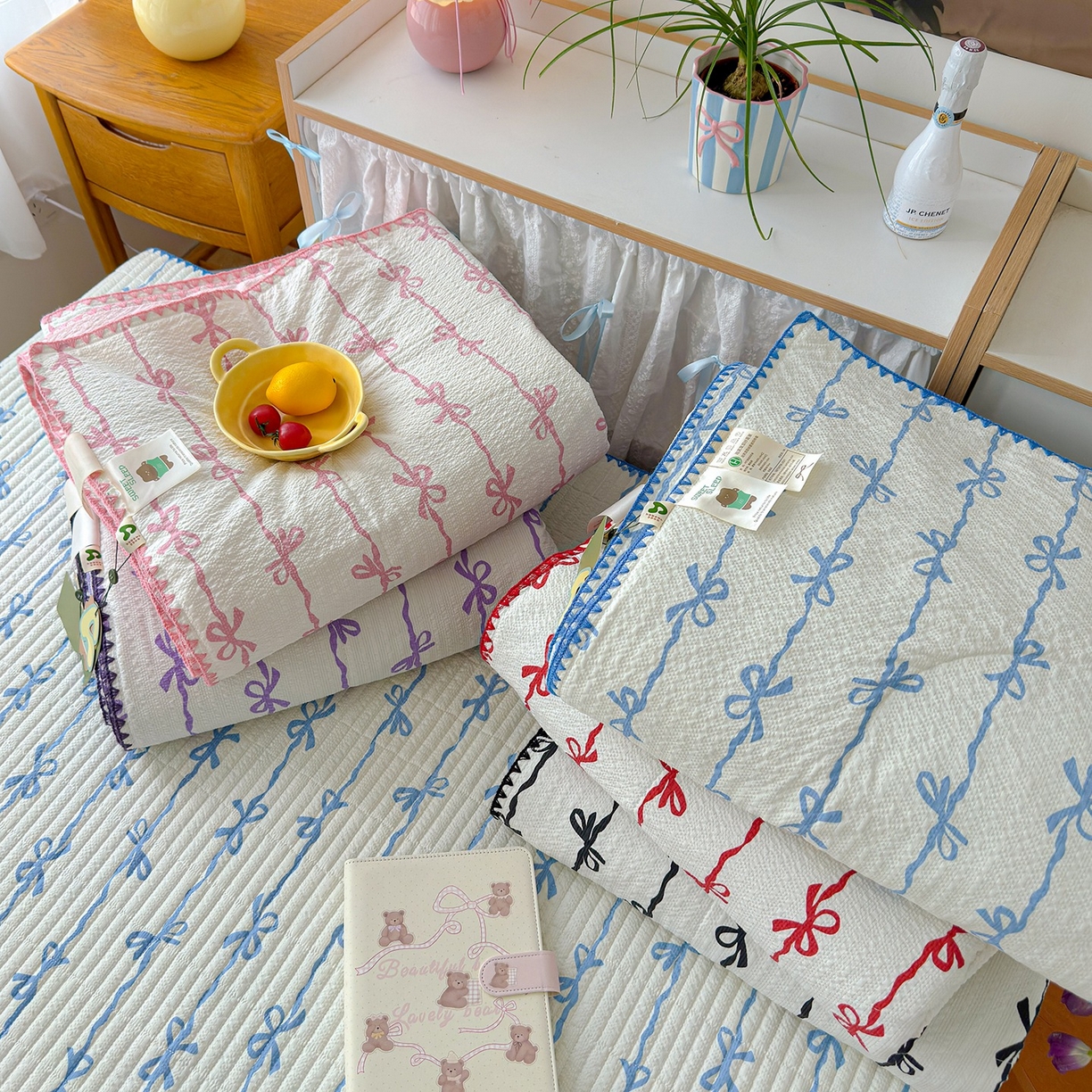 91家纺网 家纺一手货源 找家纺 赫梵茜 2026新款泡芙双层沙贝壳绣床盖夏被四件套可配多功能夏被夏凉被空调被四件套 组合图（仅供展示不可下单）