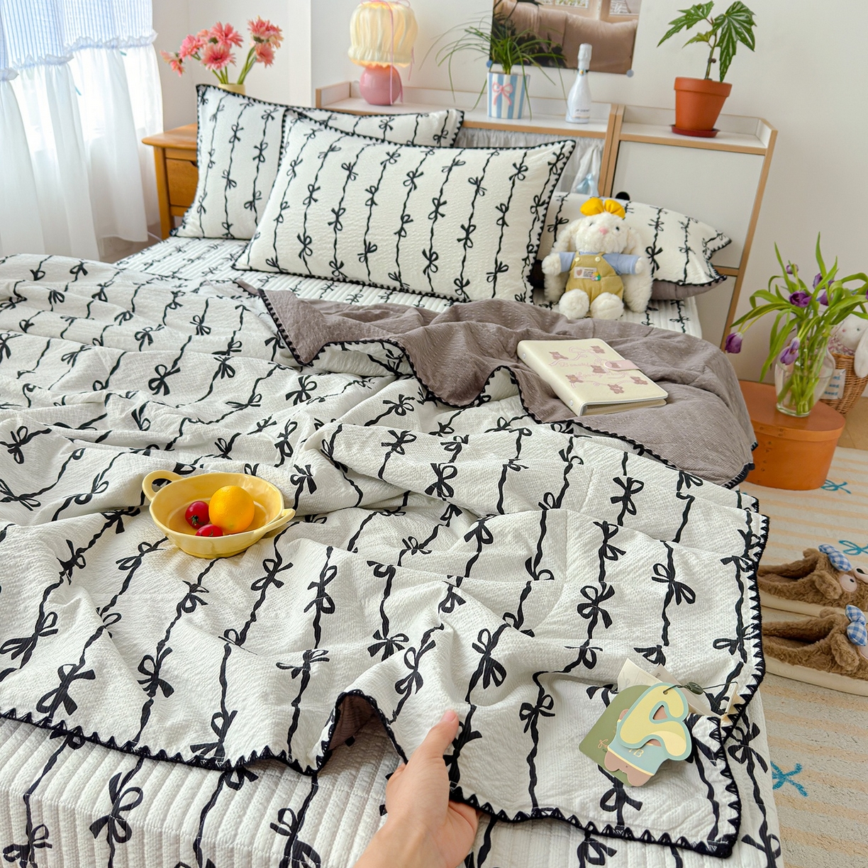 赫梵茜 2026新款泡芙双层沙贝壳绣床盖夏被四件套可配多功能夏被夏凉被空调被四件套 黑蝴蝶结