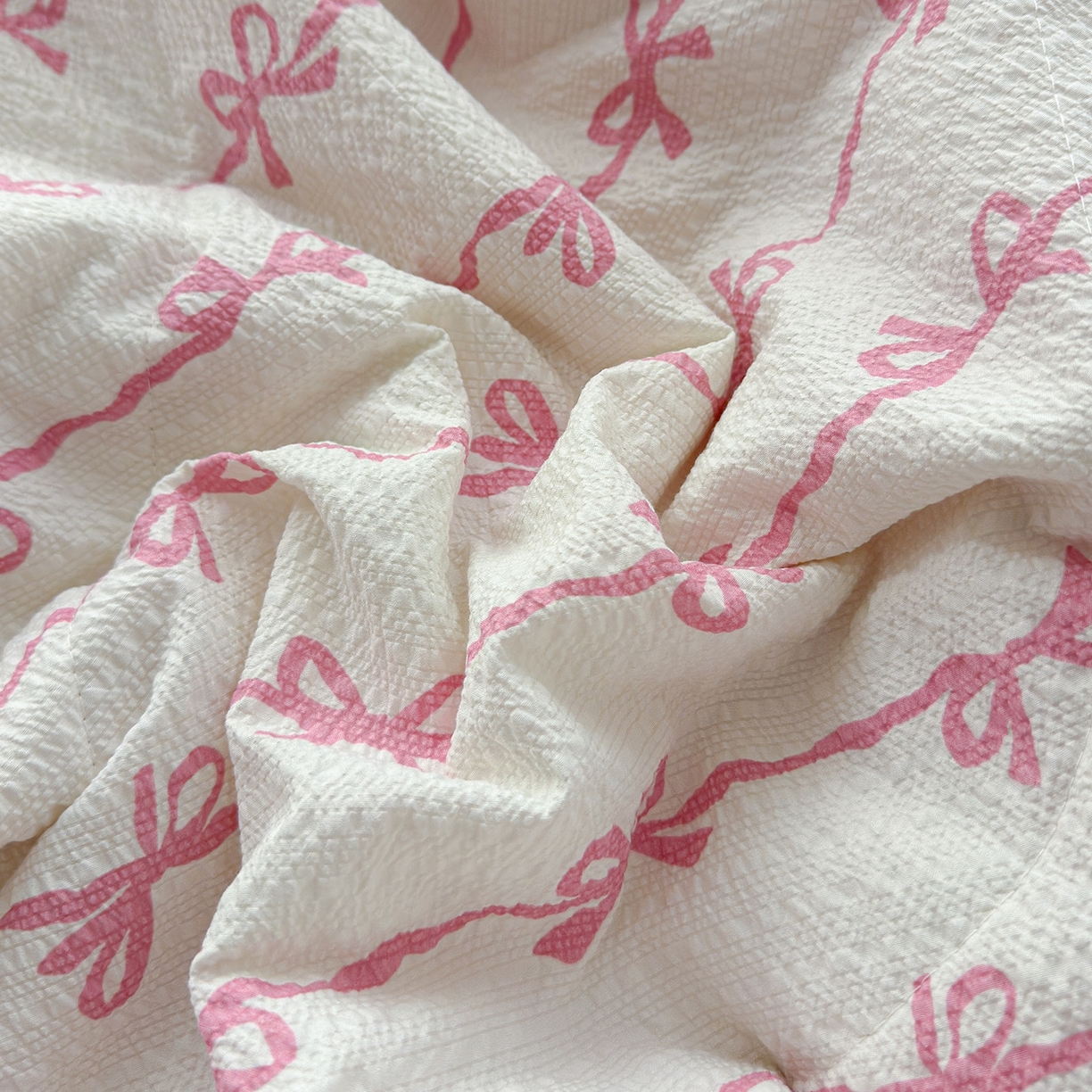 91家纺网 家纺一手货源 找家纺 赫梵茜 2026新款泡芙双层沙贝壳绣床盖夏被四件套可配多功能夏被夏凉被空调被四件套 粉蝴蝶结