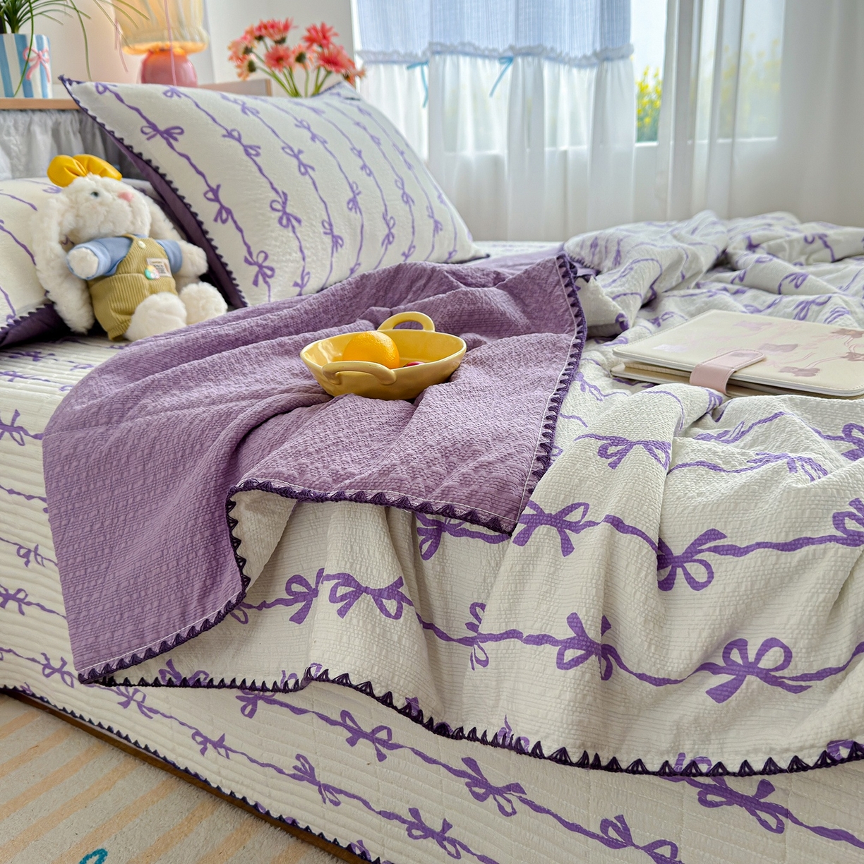 91家纺网 家纺一手货源 找家纺 赫梵茜 2026新款泡芙双层沙贝壳绣床盖夏被四件套可配多功能夏被夏凉被空调被四件套 紫蝴蝶结