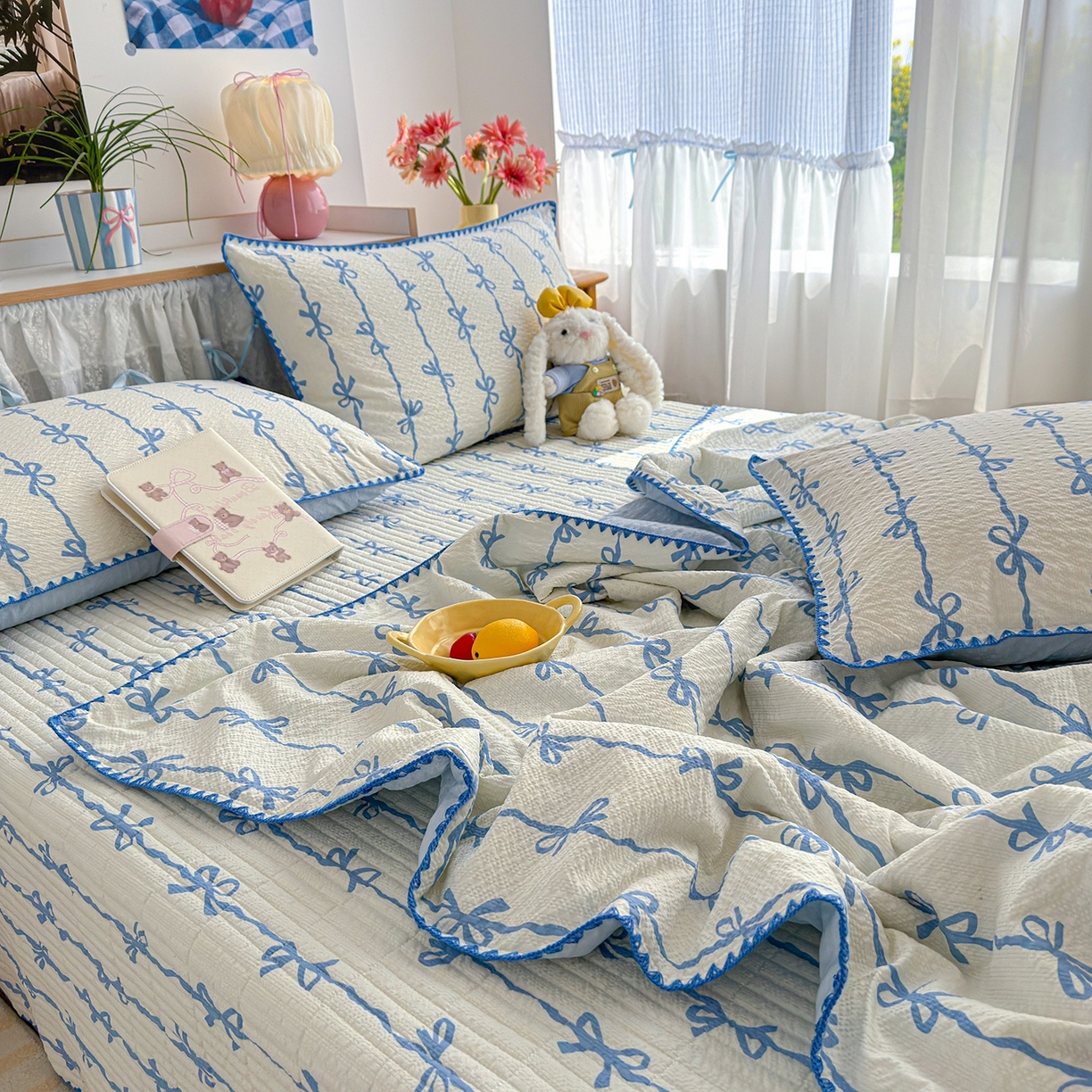 91家纺网 家纺一手货源 找家纺 赫梵茜 2026新款泡芙双层沙贝壳绣床盖夏被四件套可配多功能夏被夏凉被空调被四件套 蓝蝴蝶结