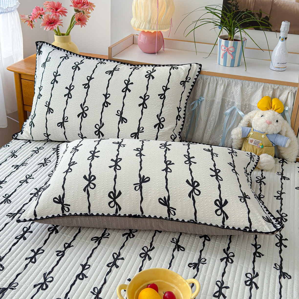 91家纺网 家纺一手货源 找家纺 赫梵茜 2026新款泡芙双层沙贝壳绣床盖夏被四件套可配多功能夏被夏凉被空调被四件套 黑蝴蝶结