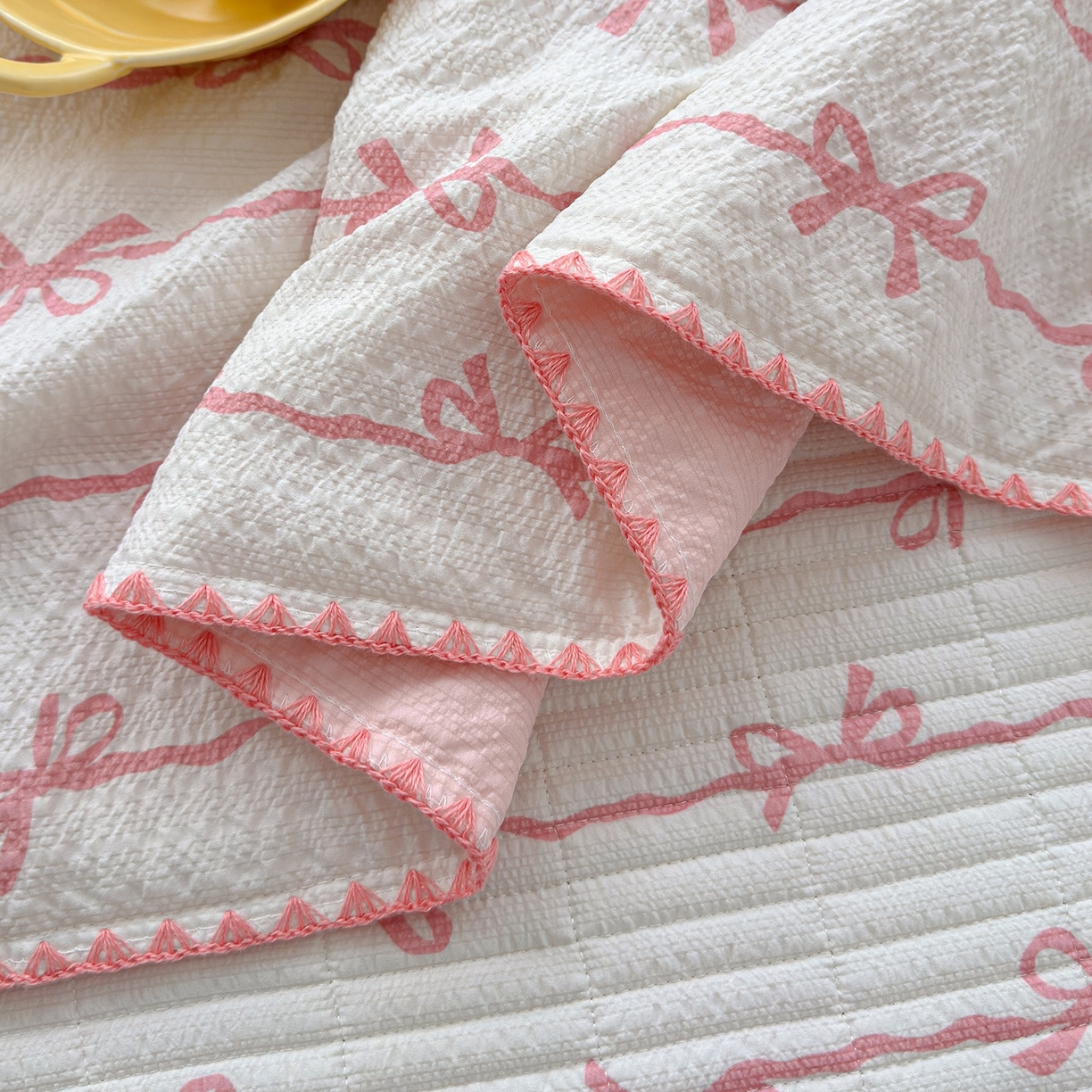 91家纺网 家纺一手货源 找家纺 赫梵茜 2026新款泡芙双层沙贝壳绣床盖夏被四件套可配多功能夏被夏凉被空调被四件套 粉蝴蝶结