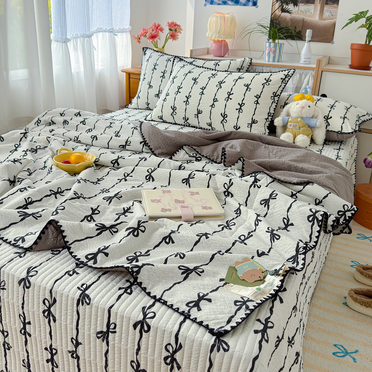 91家纺网 家纺一手货源 找家纺 赫梵茜 2026新款泡芙双层沙贝壳绣床盖夏被四件套可配多功能夏被夏凉被空调被四件套 黑蝴蝶结