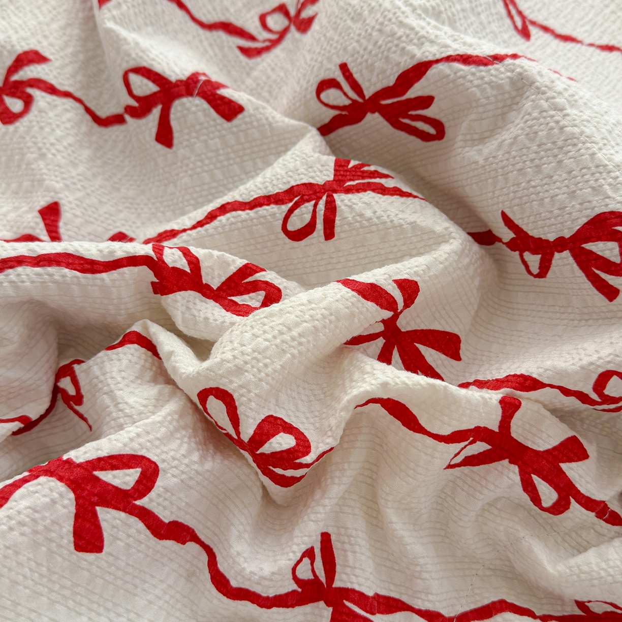 91家纺网 家纺一手货源 找家纺 赫梵茜 2026新款泡芙双层沙贝壳绣床盖夏被四件套可配多功能夏被夏凉被空调被四件套 红蝴蝶结