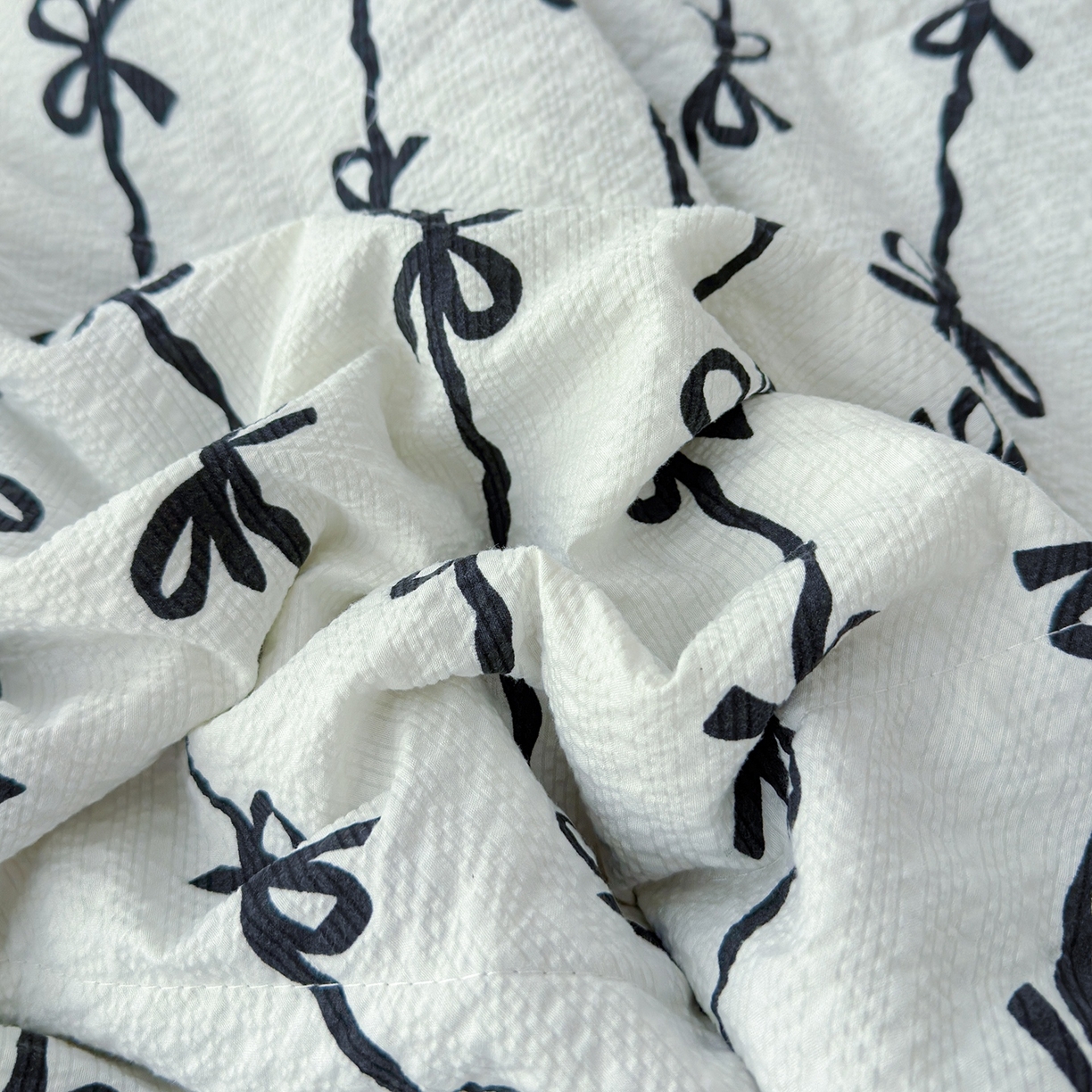 91家纺网 家纺一手货源 找家纺 赫梵茜 2026新款泡芙双层沙贝壳绣床盖夏被四件套可配多功能夏被夏凉被空调被四件套 黑蝴蝶结