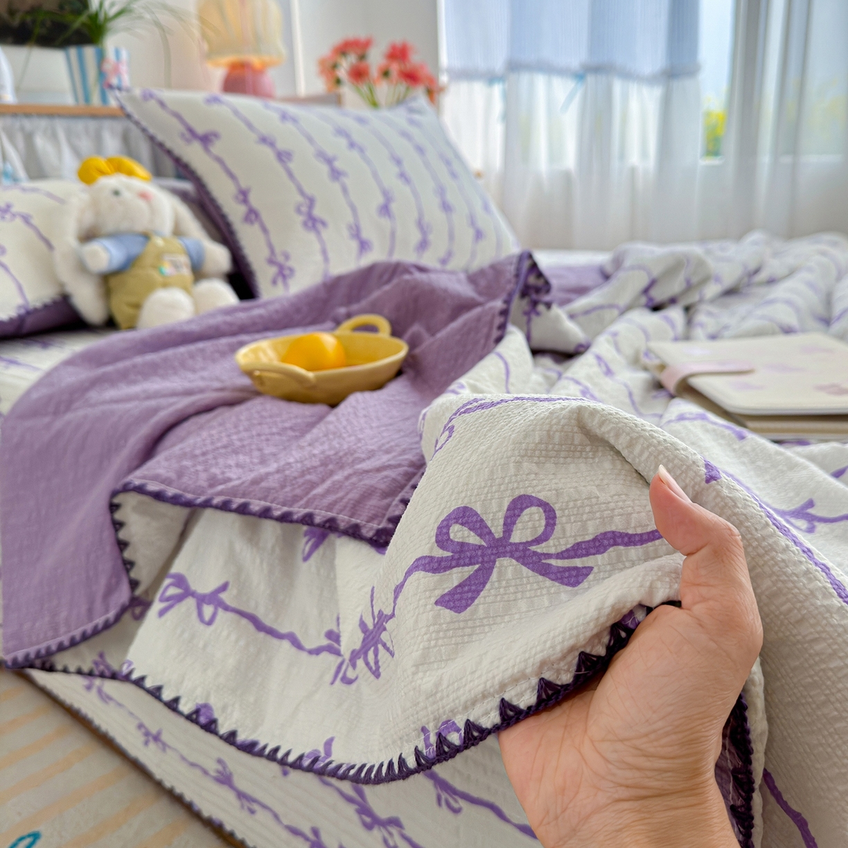 91家纺网 家纺一手货源 找家纺 赫梵茜 2026新款泡芙双层沙贝壳绣床盖夏被四件套可配多功能夏被夏凉被空调被四件套 紫蝴蝶结