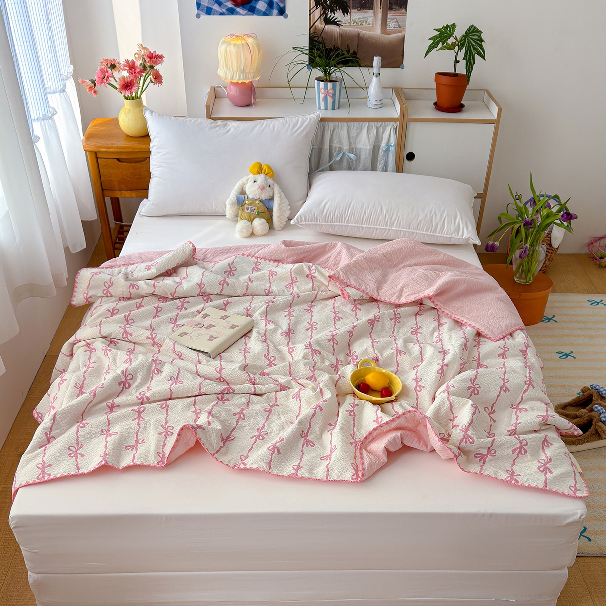 91家纺网 家纺一手货源 找家纺 赫梵茜 2026新款泡芙双层沙贝壳绣床盖夏被四件套可配多功能夏被夏凉被空调被四件套 粉蝴蝶结