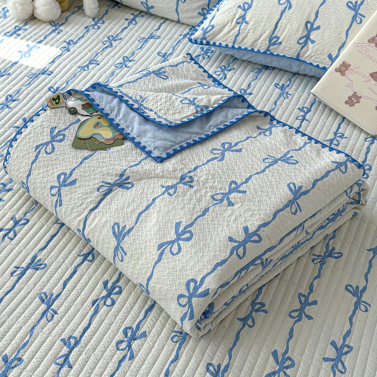 91家纺网 家纺一手货源 找家纺 赫梵茜 2026新款泡芙双层沙贝壳绣床盖夏被四件套可配多功能夏被夏凉被空调被四件套 蓝蝴蝶结