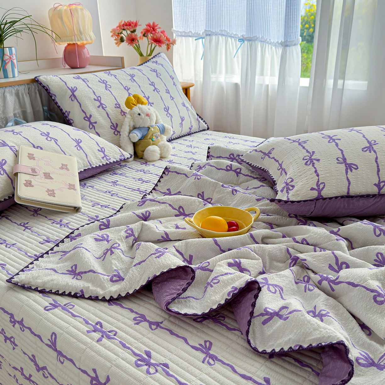 91家纺网 家纺一手货源 找家纺 赫梵茜 2026新款泡芙双层沙贝壳绣床盖夏被四件套可配多功能夏被夏凉被空调被四件套 紫蝴蝶结