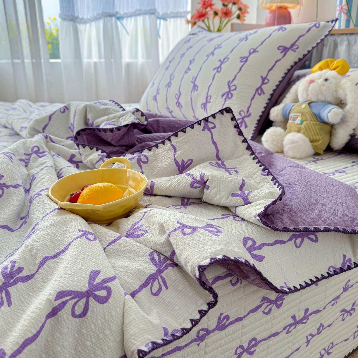 91家纺网 家纺一手货源 找家纺 赫梵茜 2026新款泡芙双层沙贝壳绣床盖夏被四件套可配多功能夏被夏凉被空调被四件套 紫蝴蝶结