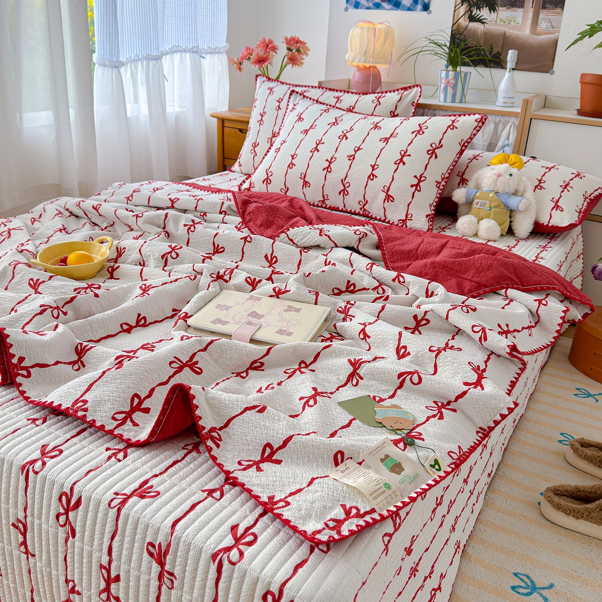 91家纺网 家纺一手货源 找家纺 赫梵茜 2026新款泡芙双层沙贝壳绣床盖夏被四件套可配多功能夏被夏凉被空调被四件套 红蝴蝶结