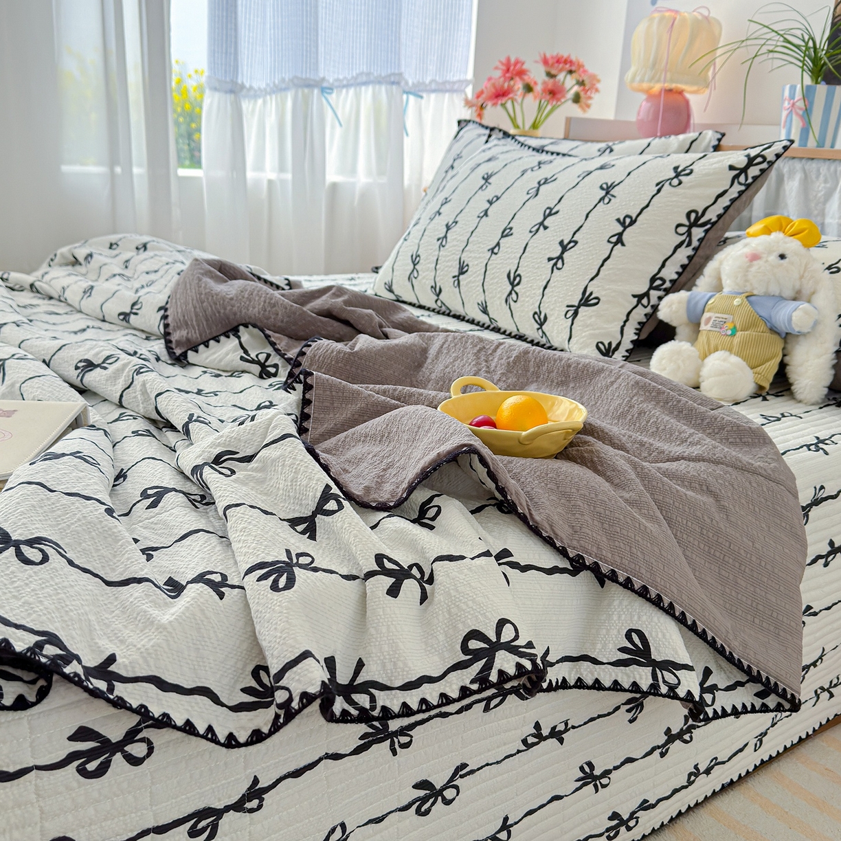 91家纺网 家纺一手货源 找家纺 赫梵茜 2026新款泡芙双层沙贝壳绣床盖夏被四件套可配多功能夏被夏凉被空调被四件套 黑蝴蝶结