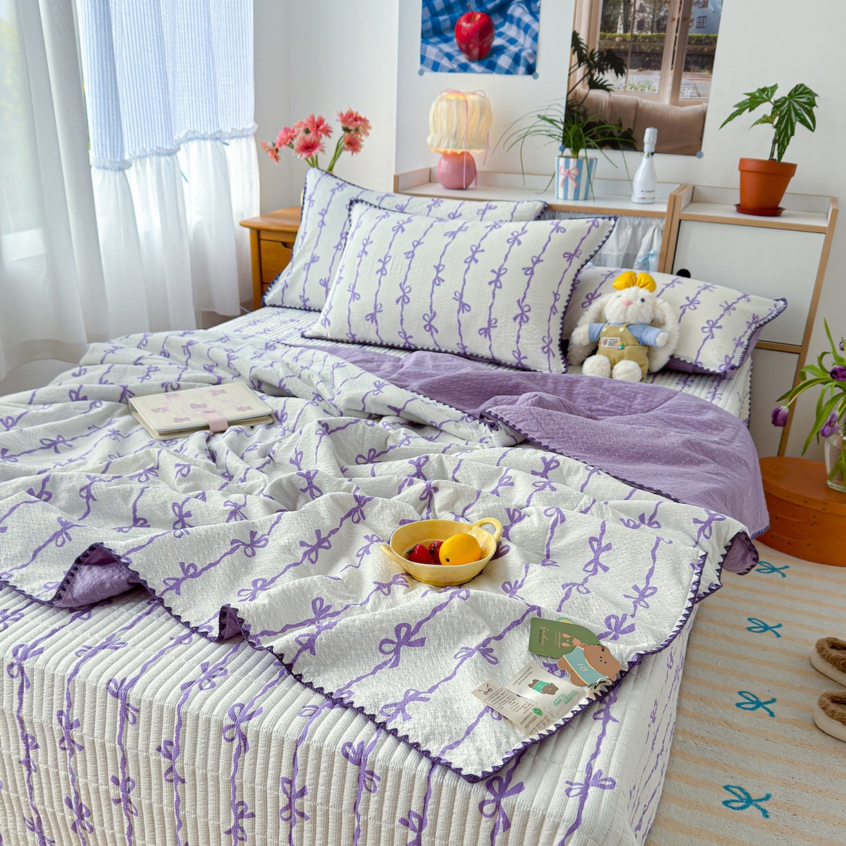 91家纺网 家纺一手货源 找家纺 赫梵茜 2026新款泡芙双层沙贝壳绣床盖夏被四件套可配多功能夏被夏凉被空调被四件套 紫蝴蝶结