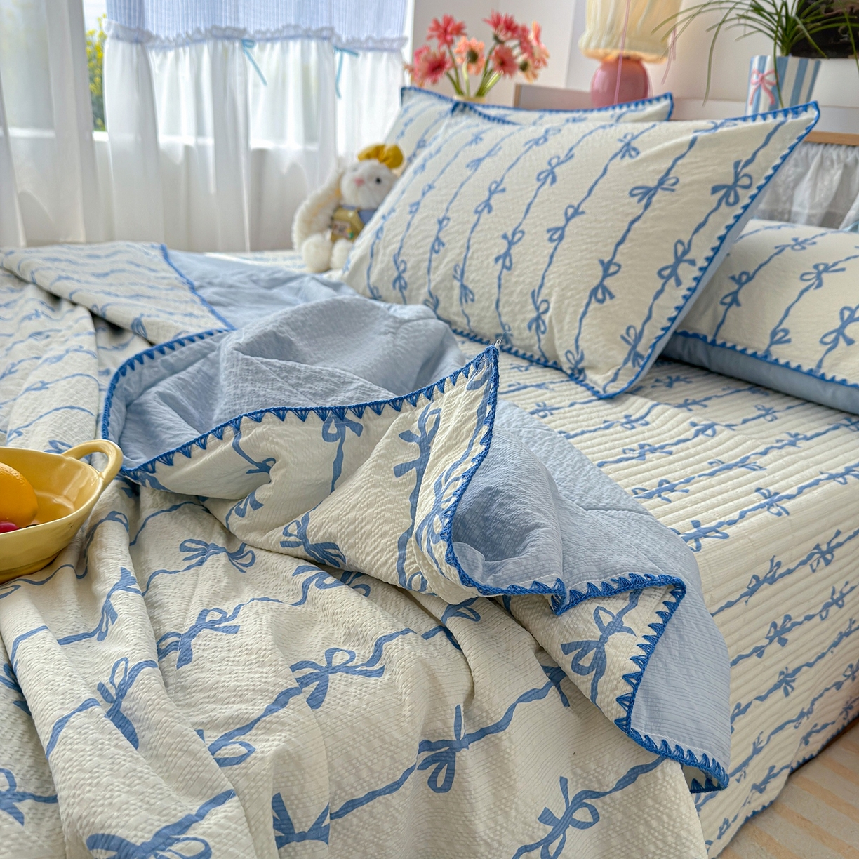 91家纺网 家纺一手货源 找家纺 赫梵茜 2026新款泡芙双层沙贝壳绣床盖夏被四件套可配多功能夏被夏凉被空调被四件套 蓝蝴蝶结