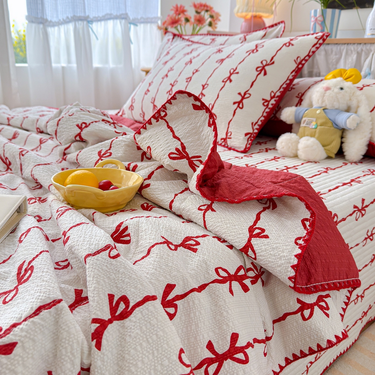 91家纺网 家纺一手货源 找家纺 赫梵茜 2026新款泡芙双层沙贝壳绣床盖夏被四件套可配多功能夏被夏凉被空调被四件套 红蝴蝶结