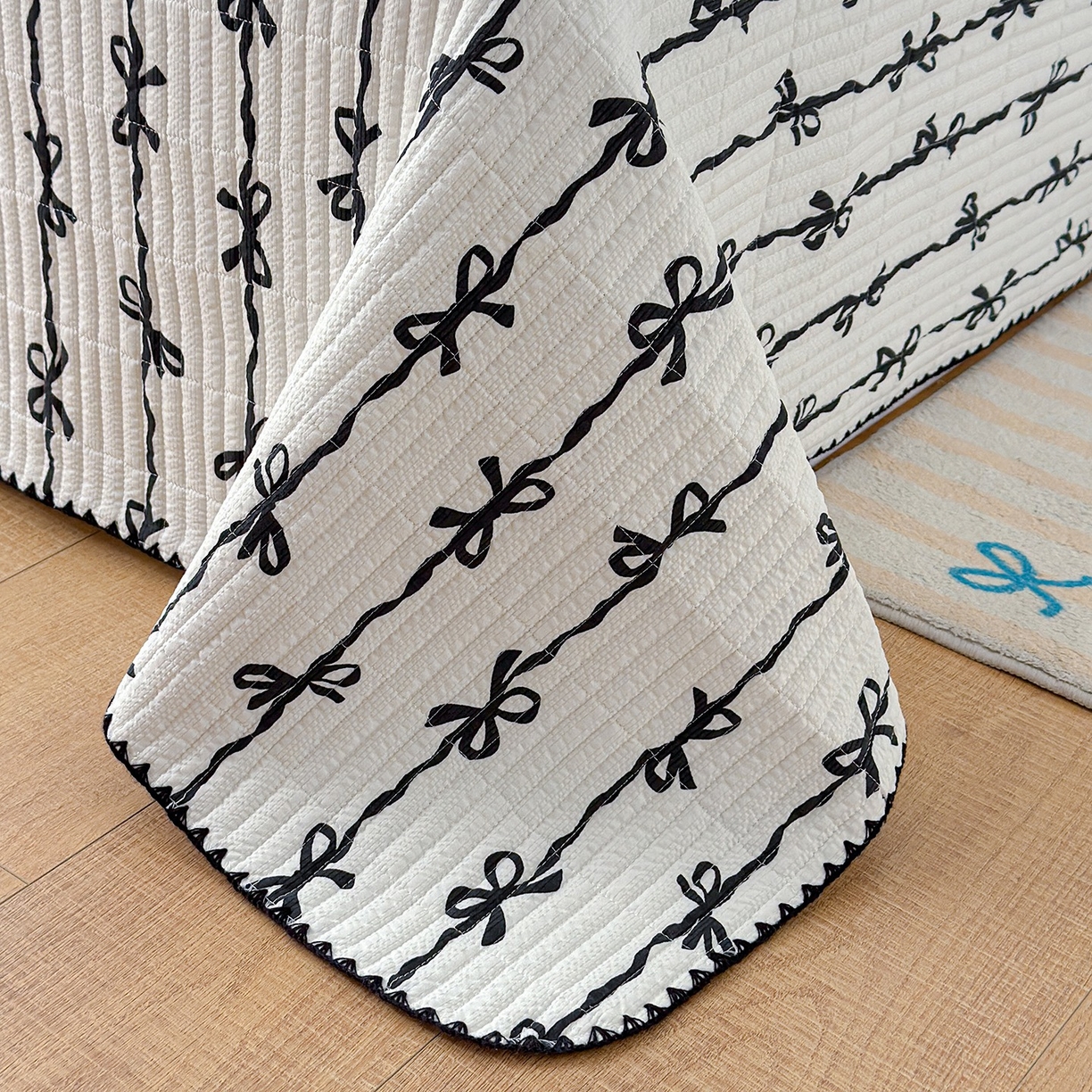 91家纺网 家纺一手货源 找家纺 赫梵茜 2026新款泡芙双层沙贝壳绣床盖夏被四件套可配多功能夏被夏凉被空调被四件套 黑蝴蝶结