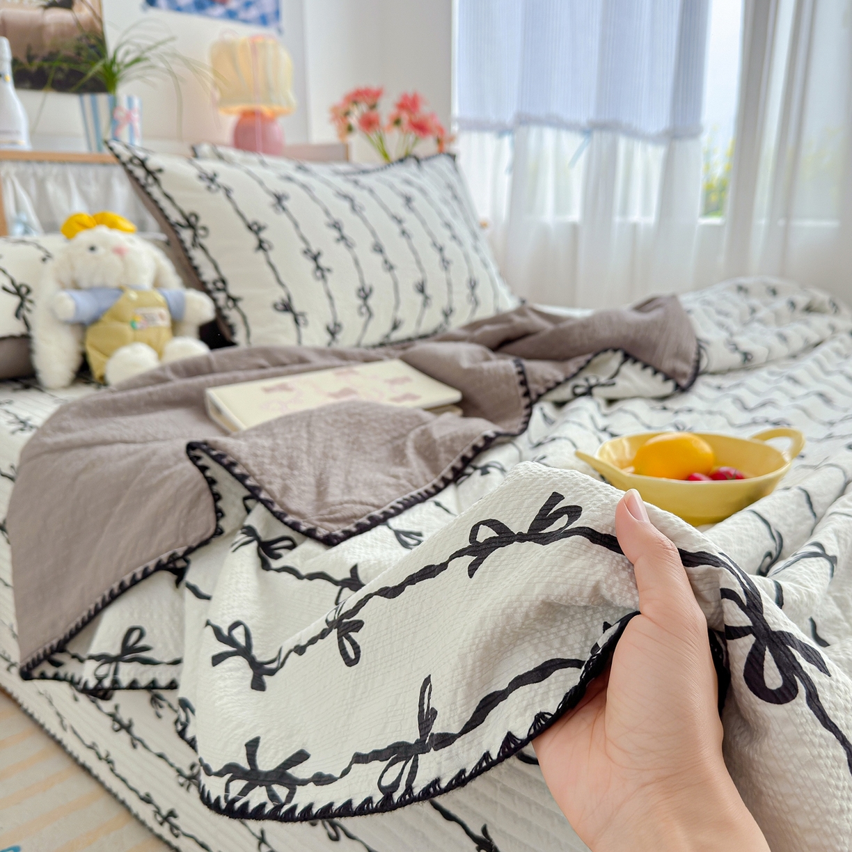 91家纺网 家纺一手货源 找家纺 赫梵茜 2026新款泡芙双层沙贝壳绣床盖夏被四件套可配多功能夏被夏凉被空调被四件套 黑蝴蝶结
