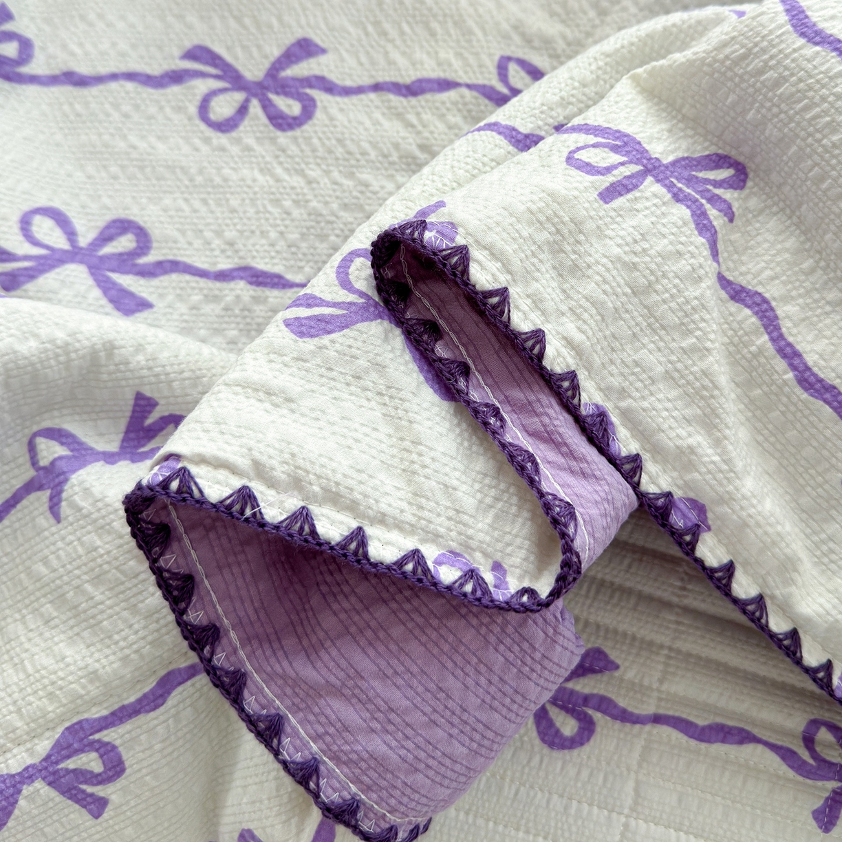 91家纺网 家纺一手货源 找家纺 赫梵茜 2026新款泡芙双层沙贝壳绣床盖夏被四件套可配多功能夏被夏凉被空调被四件套 紫蝴蝶结