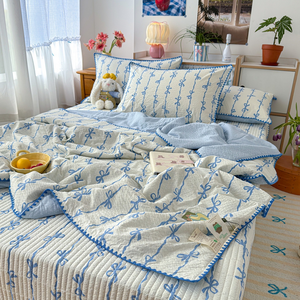 91家纺网 家纺一手货源 找家纺 赫梵茜 2026新款泡芙双层沙贝壳绣床盖夏被四件套可配多功能夏被夏凉被空调被四件套 蓝蝴蝶结