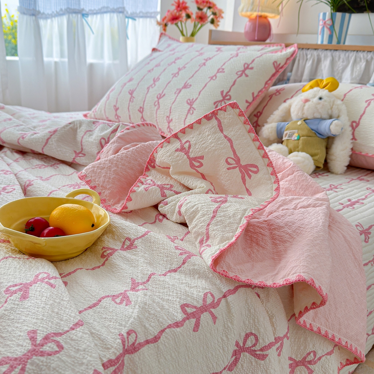 91家纺网 家纺一手货源 找家纺 赫梵茜 2026新款泡芙双层沙贝壳绣床盖夏被四件套可配多功能夏被夏凉被空调被四件套 粉蝴蝶结