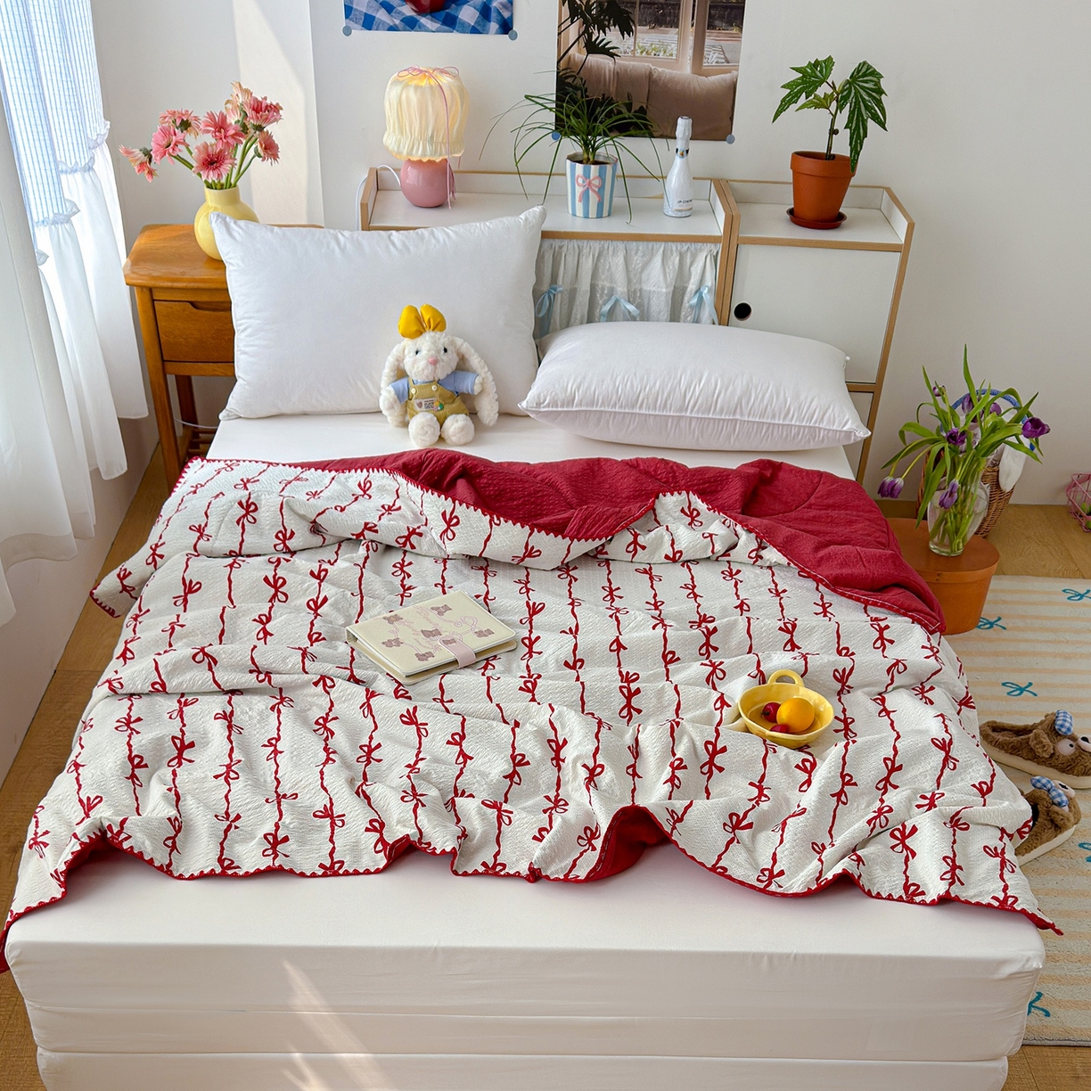 91家纺网 家纺一手货源 找家纺 赫梵茜 2026新款泡芙双层沙贝壳绣床盖夏被四件套可配多功能夏被夏凉被空调被四件套 红蝴蝶结