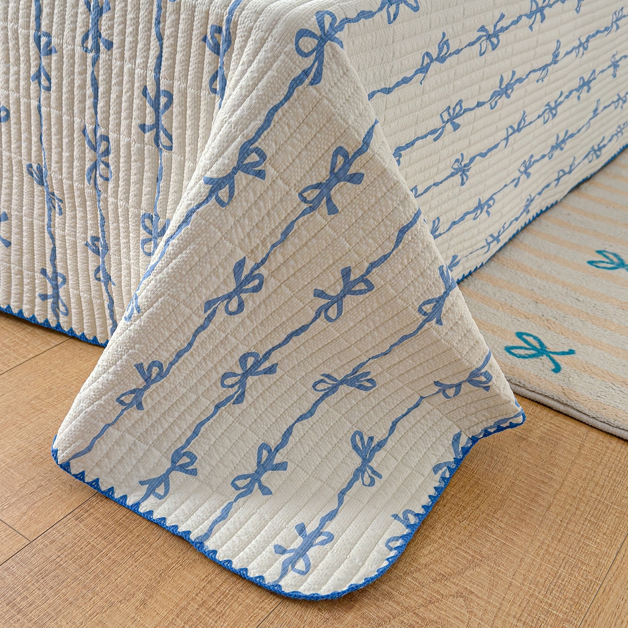 91家纺网 家纺一手货源 找家纺 赫梵茜 2026新款泡芙双层沙贝壳绣床盖夏被四件套可配多功能夏被夏凉被空调被四件套 蓝蝴蝶结