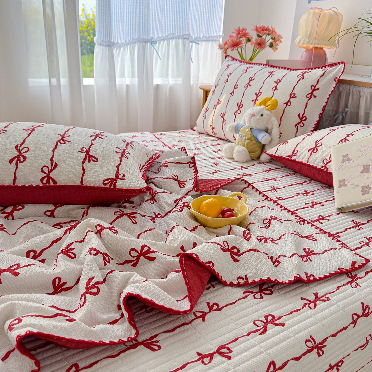 91家纺网 家纺一手货源 找家纺 赫梵茜 2026新款泡芙双层沙贝壳绣床盖夏被四件套可配多功能夏被夏凉被空调被四件套 红蝴蝶结