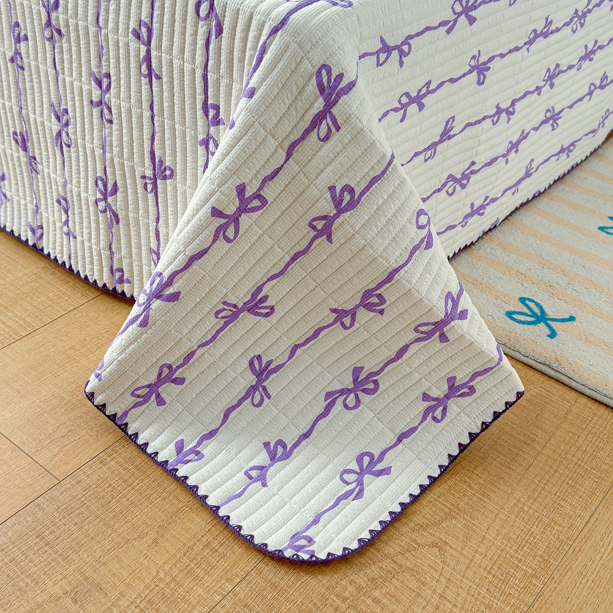 91家纺网 家纺一手货源 找家纺 赫梵茜 2026新款泡芙双层沙贝壳绣床盖夏被四件套可配多功能夏被夏凉被空调被四件套 紫蝴蝶结