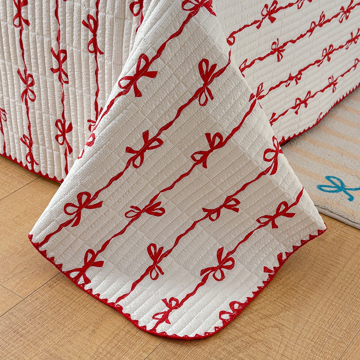 91家纺网 家纺一手货源 找家纺 赫梵茜 2026新款泡芙双层沙贝壳绣床盖夏被四件套可配多功能夏被夏凉被空调被四件套 红蝴蝶结