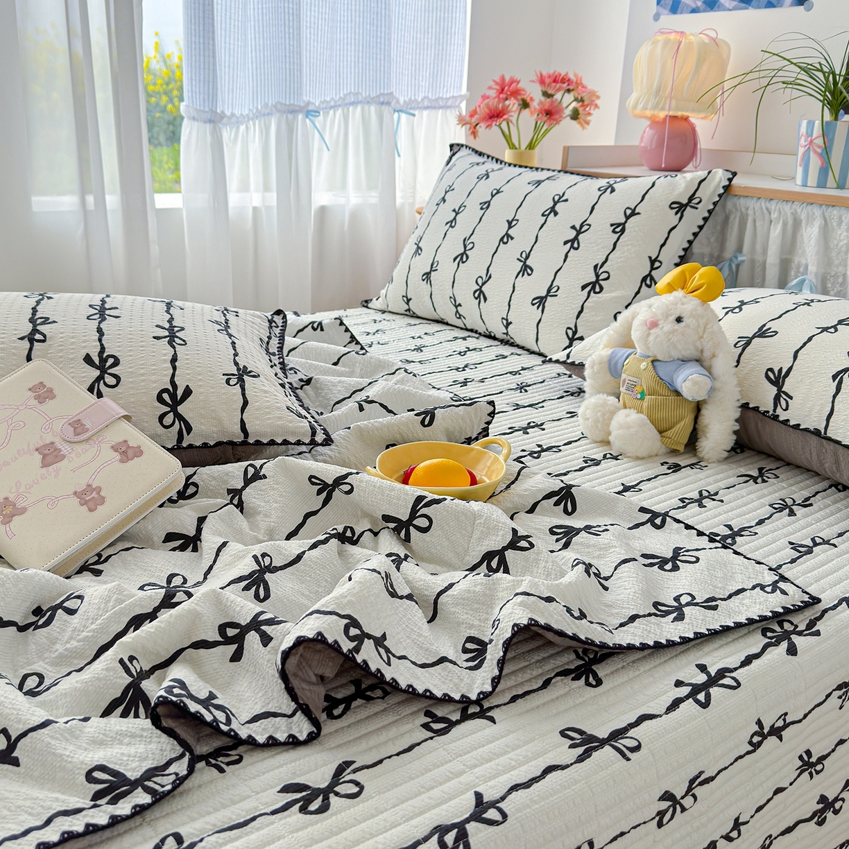 91家纺网 家纺一手货源 找家纺 赫梵茜 2026新款泡芙双层沙贝壳绣床盖夏被四件套可配多功能夏被夏凉被空调被四件套 黑蝴蝶结