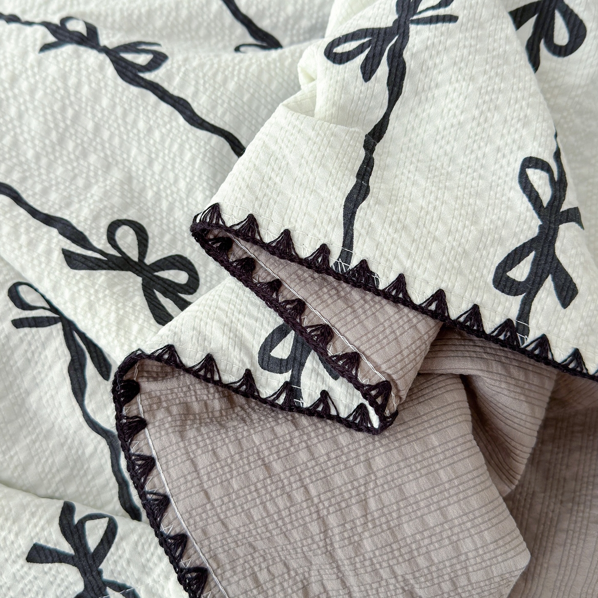 91家纺网 家纺一手货源 找家纺 赫梵茜 2026新款泡芙双层沙贝壳绣床盖夏被四件套可配多功能夏被夏凉被空调被四件套 黑蝴蝶结