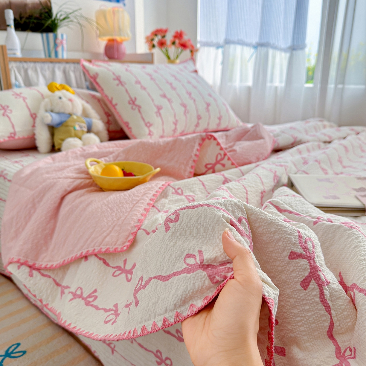 91家纺网 家纺一手货源 找家纺 （总）赫梵茜 2026新款泡芙双层沙贝壳绣床盖夏被四件套可配多功能夏被夏凉被空调被四件套