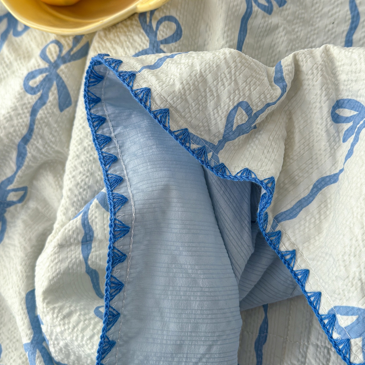 91家纺网 家纺一手货源 找家纺 赫梵茜 2026新款泡芙双层沙贝壳绣床盖夏被四件套可配多功能夏被夏凉被空调被四件套 蓝蝴蝶结