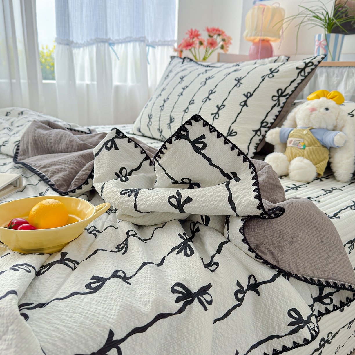 91家纺网 家纺一手货源 找家纺 赫梵茜 2026新款泡芙双层沙贝壳绣床盖夏被四件套可配多功能夏被夏凉被空调被四件套 黑蝴蝶结