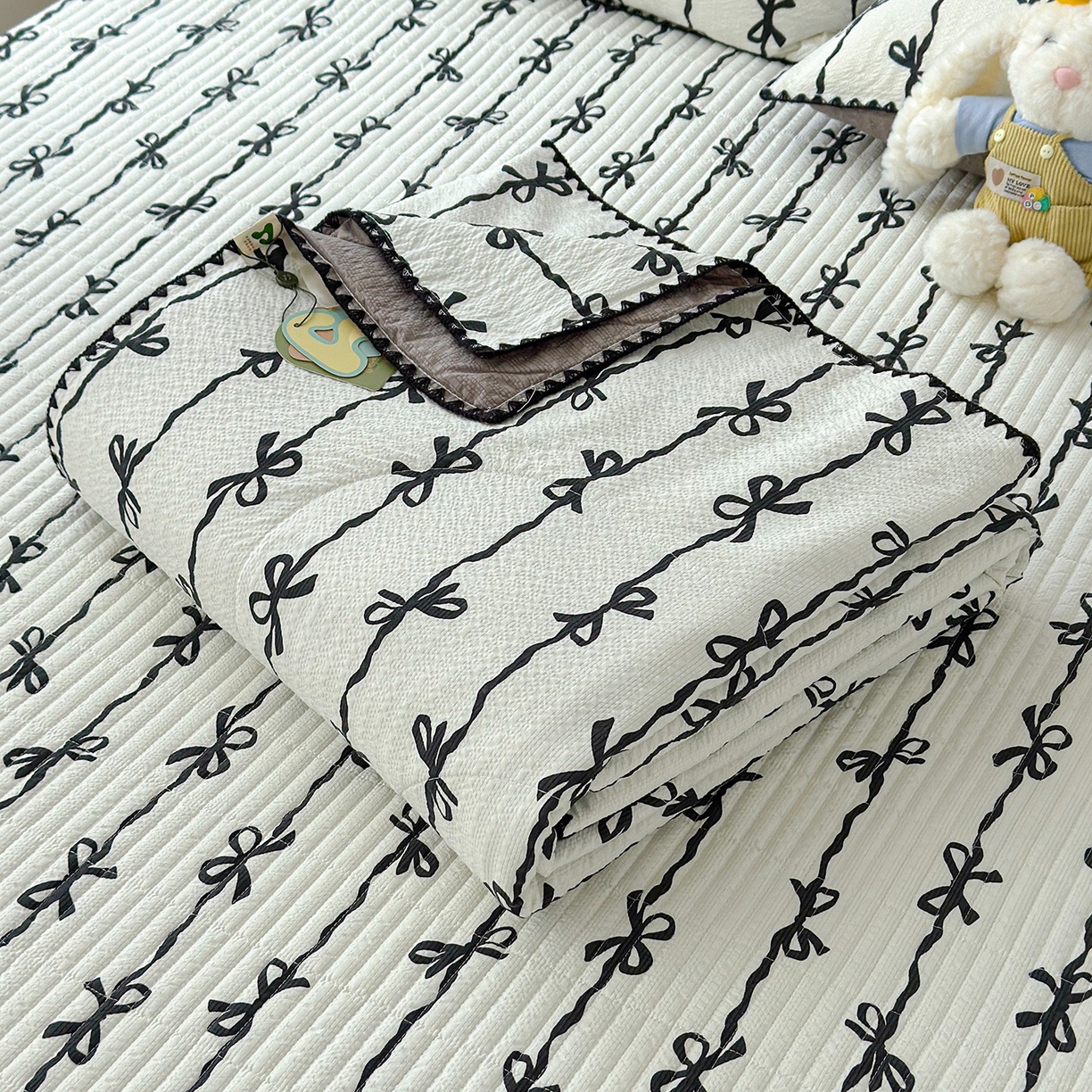 91家纺网 家纺一手货源 找家纺 赫梵茜 2026新款泡芙双层沙贝壳绣床盖夏被四件套可配多功能夏被夏凉被空调被四件套 黑蝴蝶结