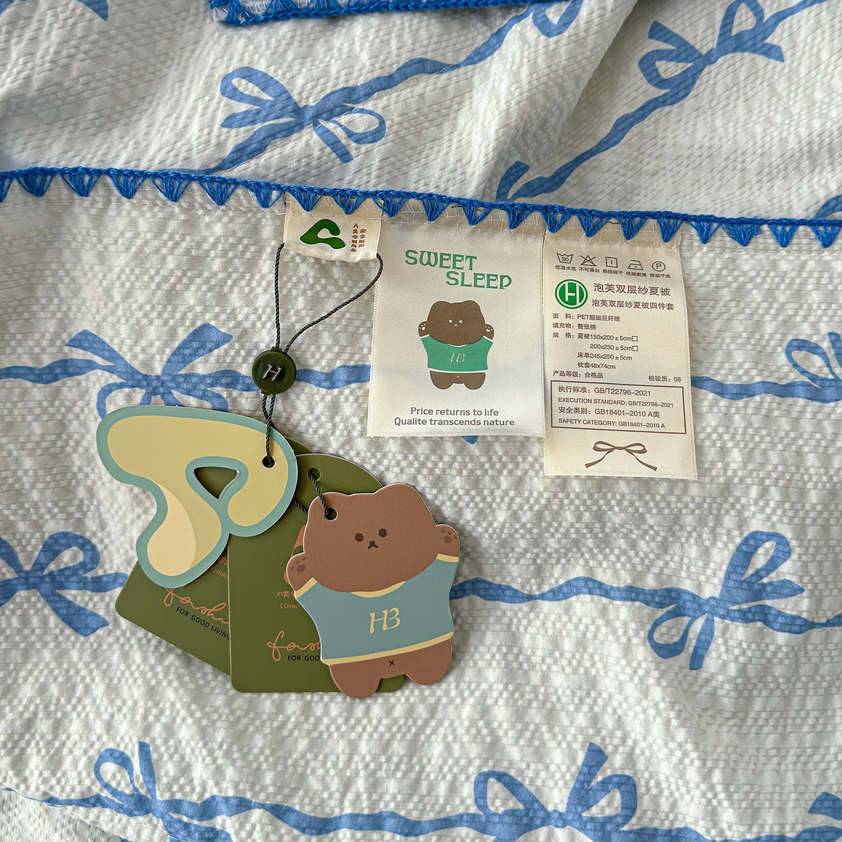 91家纺网 家纺一手货源 找家纺 赫梵茜 2026新款泡芙双层沙贝壳绣床盖夏被四件套可配多功能夏被夏凉被空调被四件套 蓝蝴蝶结